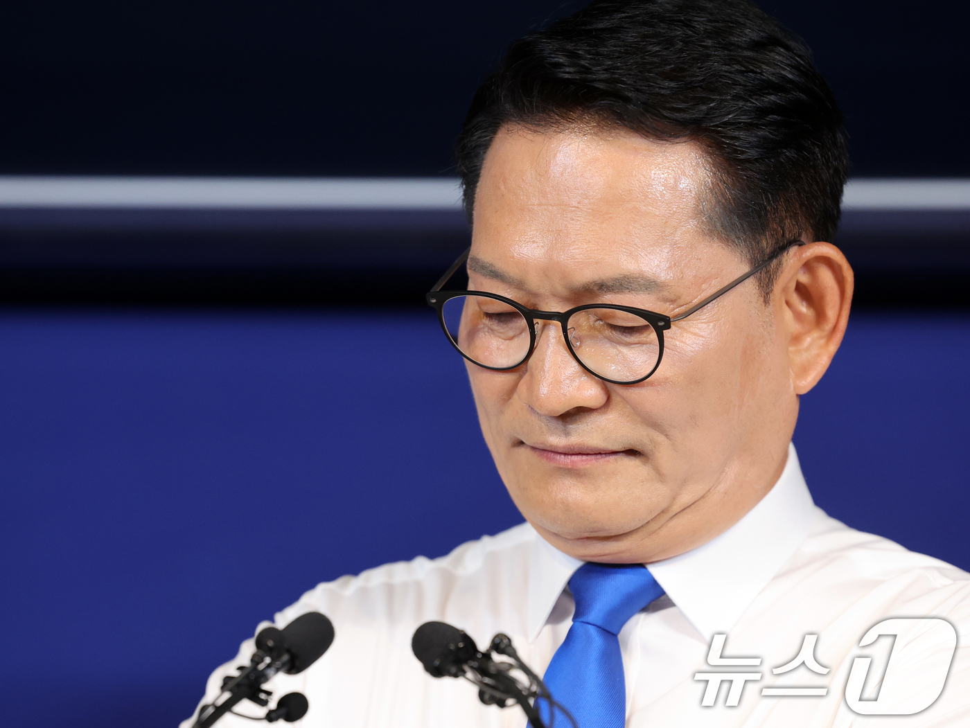 (서울=뉴스1) 황기선 기자 = 더불어민주당 당권주자인 송영길 전 대표가 8일 오전 서울 여의도 민주당 중앙당사에서 당대표 출마선언문 발표 중 생각에 잠겨 있다. 2026.7.8/ …