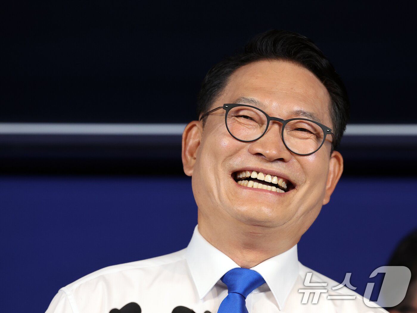 본문 이미지 - 더불어민주당 당권주자인 송영길 전 대표가 8일 오전 서울 여의도 민주당 중앙당사에서 당대표 출마선언문 발표를 마치고 미소를 보이고 있다. 2026.7.8 ⓒ 뉴스1 황기선 기자