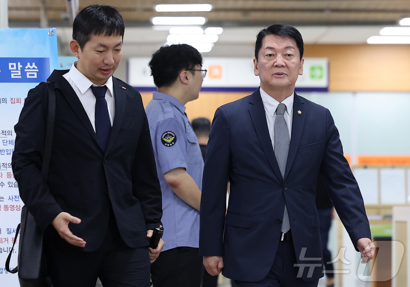 (서울=뉴스1) 김성진 기자 = 안철수 국민의힘 의원이 8일 서울 서초구 서울중앙지방법원에서 열린 12·3 비상계엄 당시 국회의 계엄 해제 표결을 방해한 혐의를 받는 추경호 대구시 …