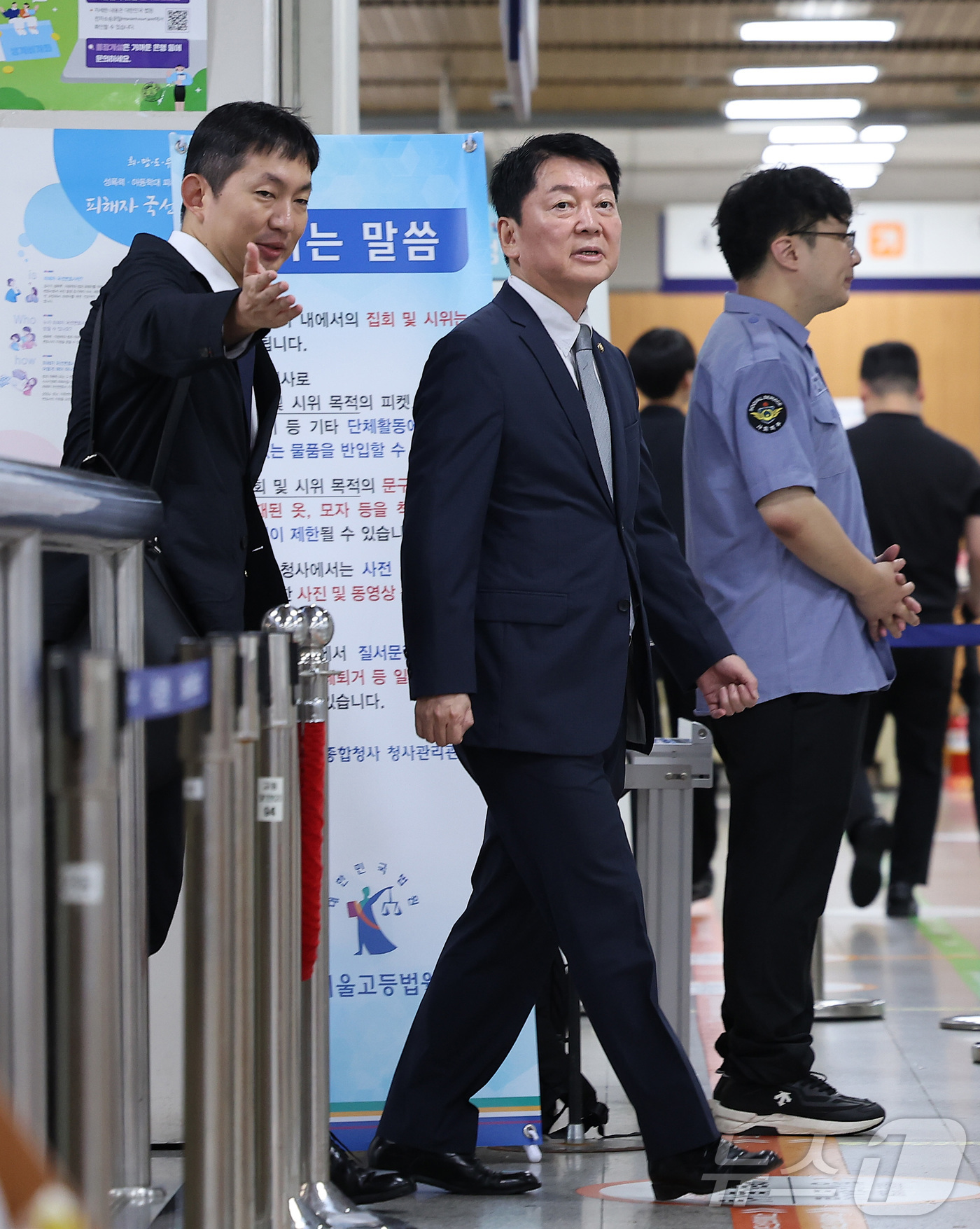 (서울=뉴스1) 김성진 기자 = 안철수 국민의힘 의원이 8일 서울 서초구 서울중앙지방법원에서 열린 12·3 비상계엄 당시 국회의 계엄 해제 표결을 방해한 혐의를 받는 추경호 대구시 …