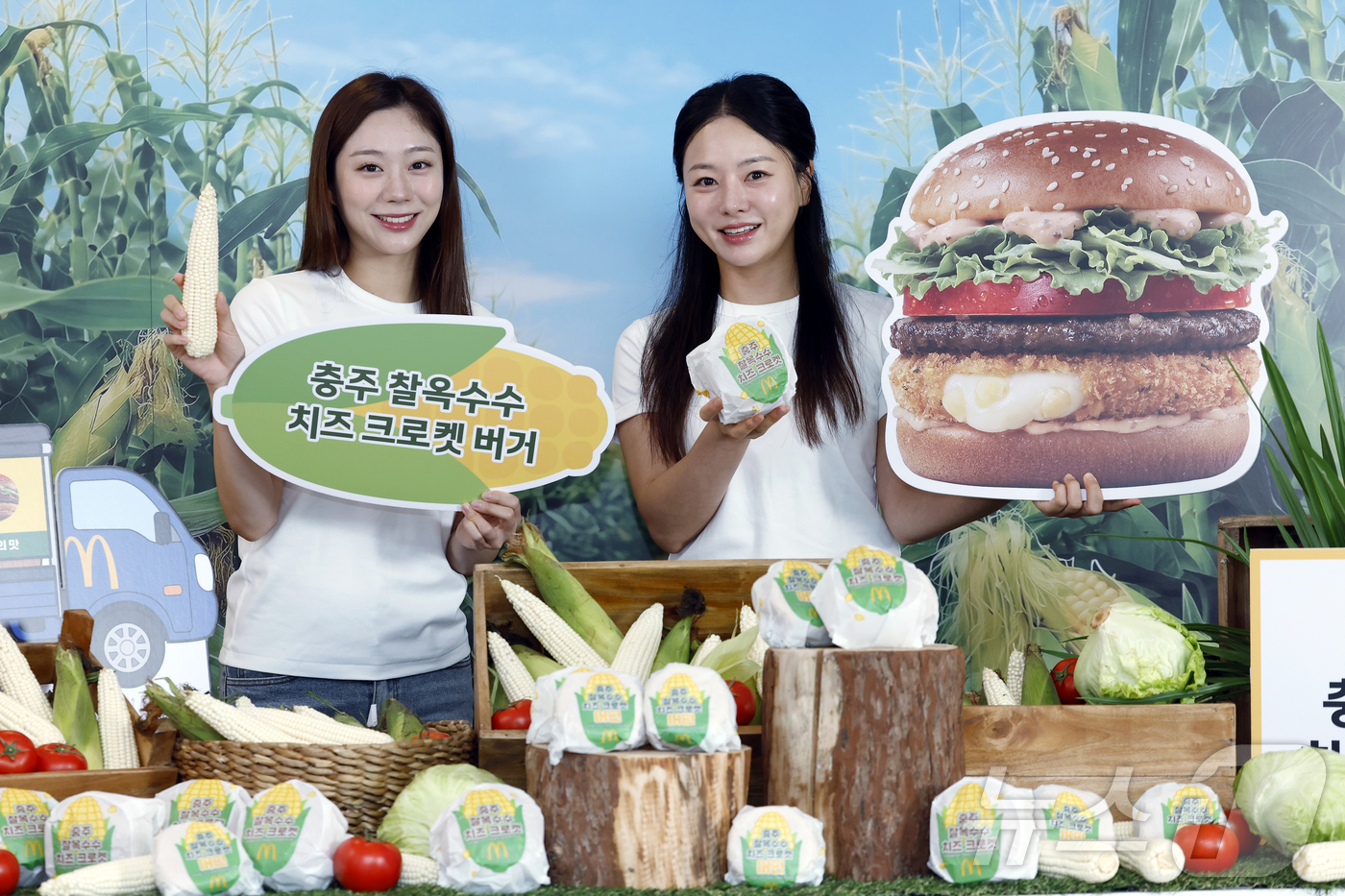 (서울=뉴스1) 박정호 기자 = 8일 서울시 용산구 맥도날드 이태원점에서 모델들이 한국의 맛 신메뉴 '충주 찰옥수수 치즈 크로켓 버거·머핀' 2종을 소개하고 있다.이날 소개된 신제 …