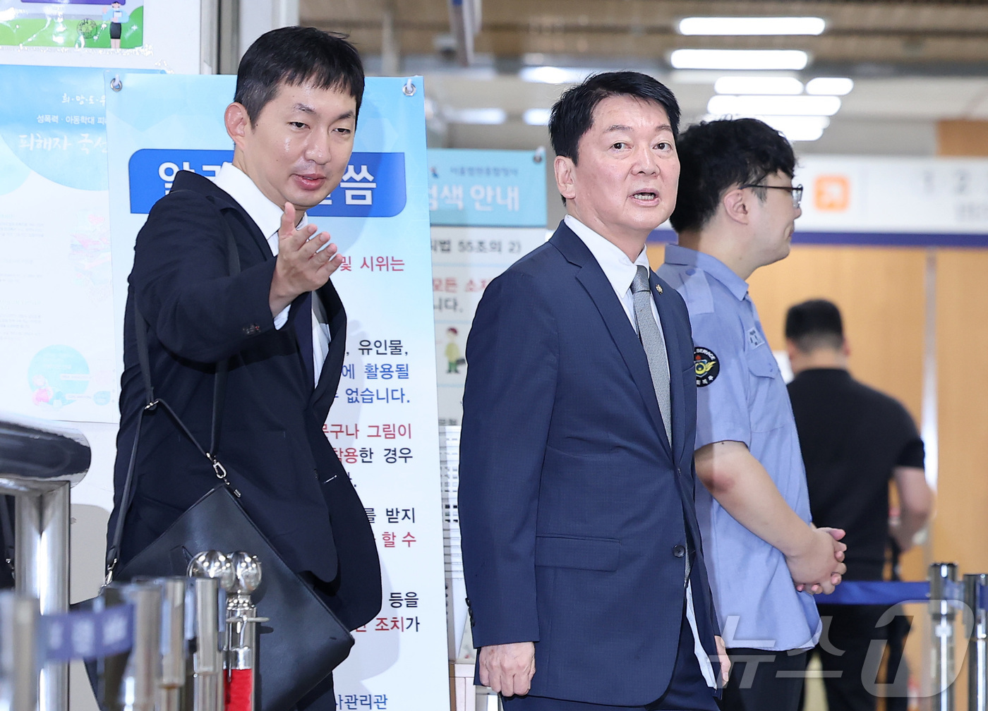 (서울=뉴스1) 김성진 기자 = 안철수 국민의힘 의원이 8일 서울 서초구 서울중앙지방법원에서 열린 12·3 비상계엄 당시 국회의 계엄 해제 표결을 방해한 혐의를 받는 추경호 대구시 …