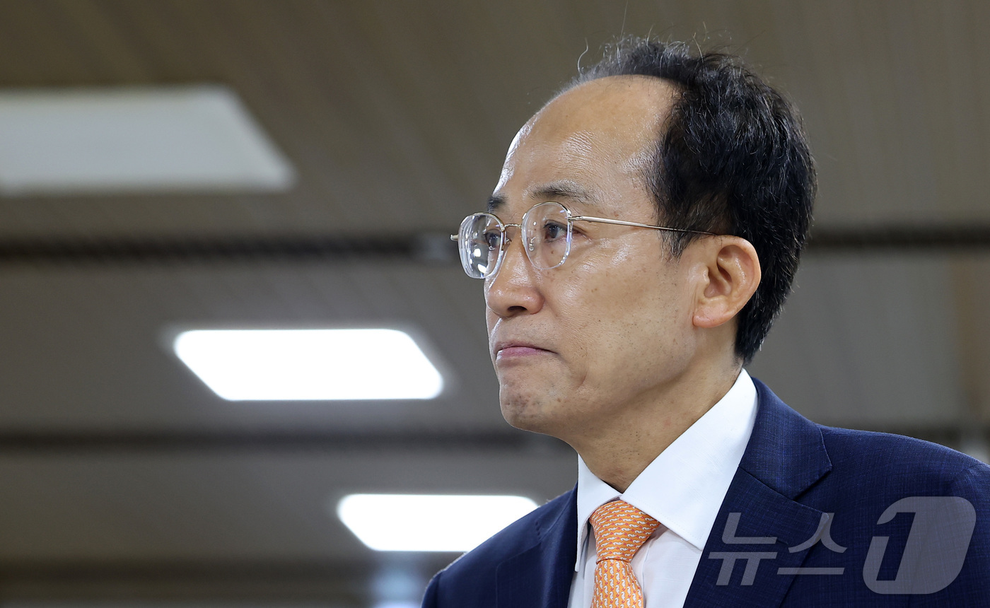(서울=뉴스1) 김성진 기자 = 12·3 비상계엄 당시 국회의 계엄 해제 표결을 방해한 혐의를 받는 추경호 대구시장이 8일 서울 서초구 서울중앙지방법원에서 열린 내란중요임무종사 6 …