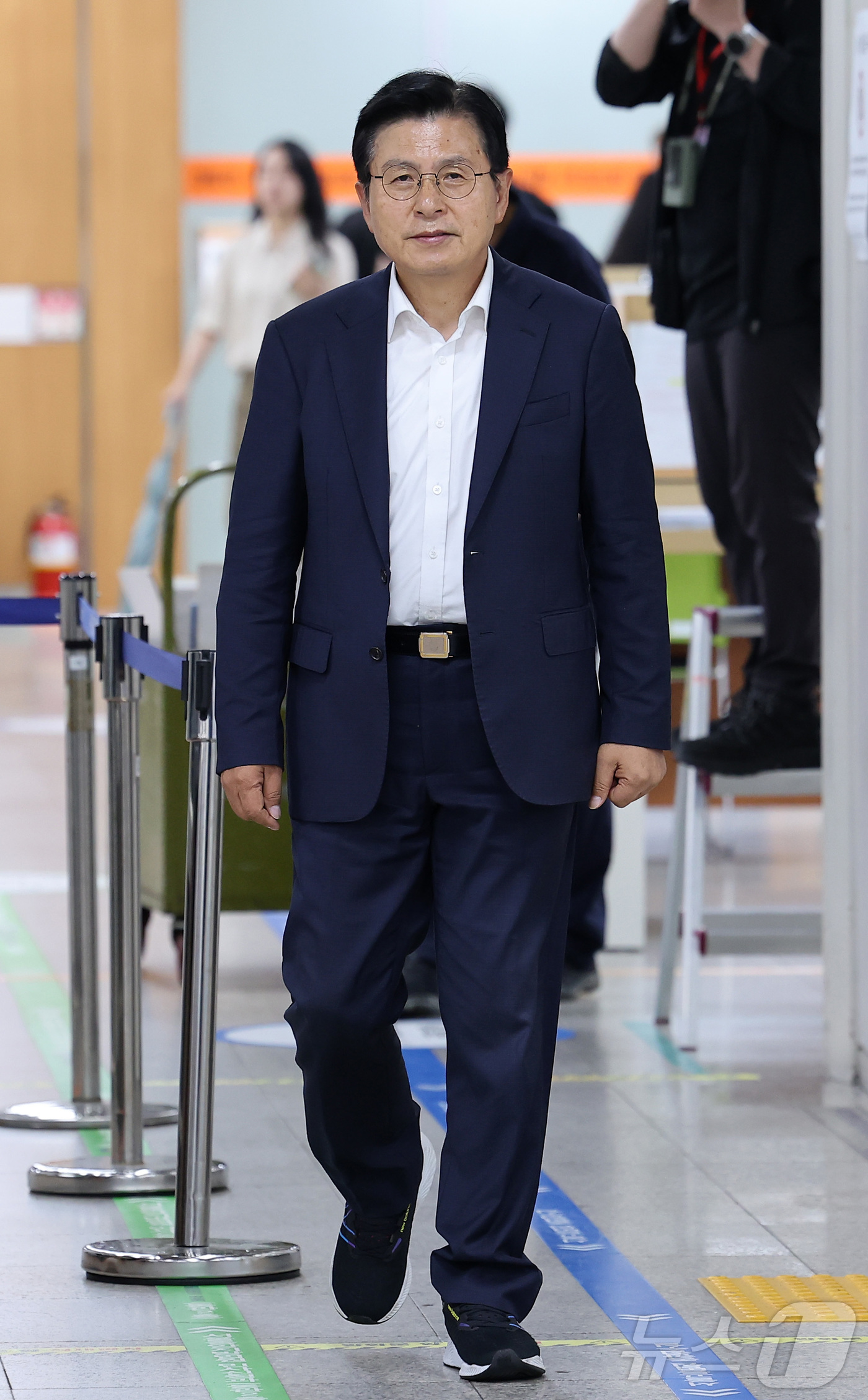 (서울=뉴스1) 김성진 기자 = 황교안 자유와혁신 대표가 8일 서울 서초구 서울중앙지방법원에서 열린 부정선거·부패방지대 공직선거법위반 5차 공판에 출석하고 있다. 2026.7.8/ …