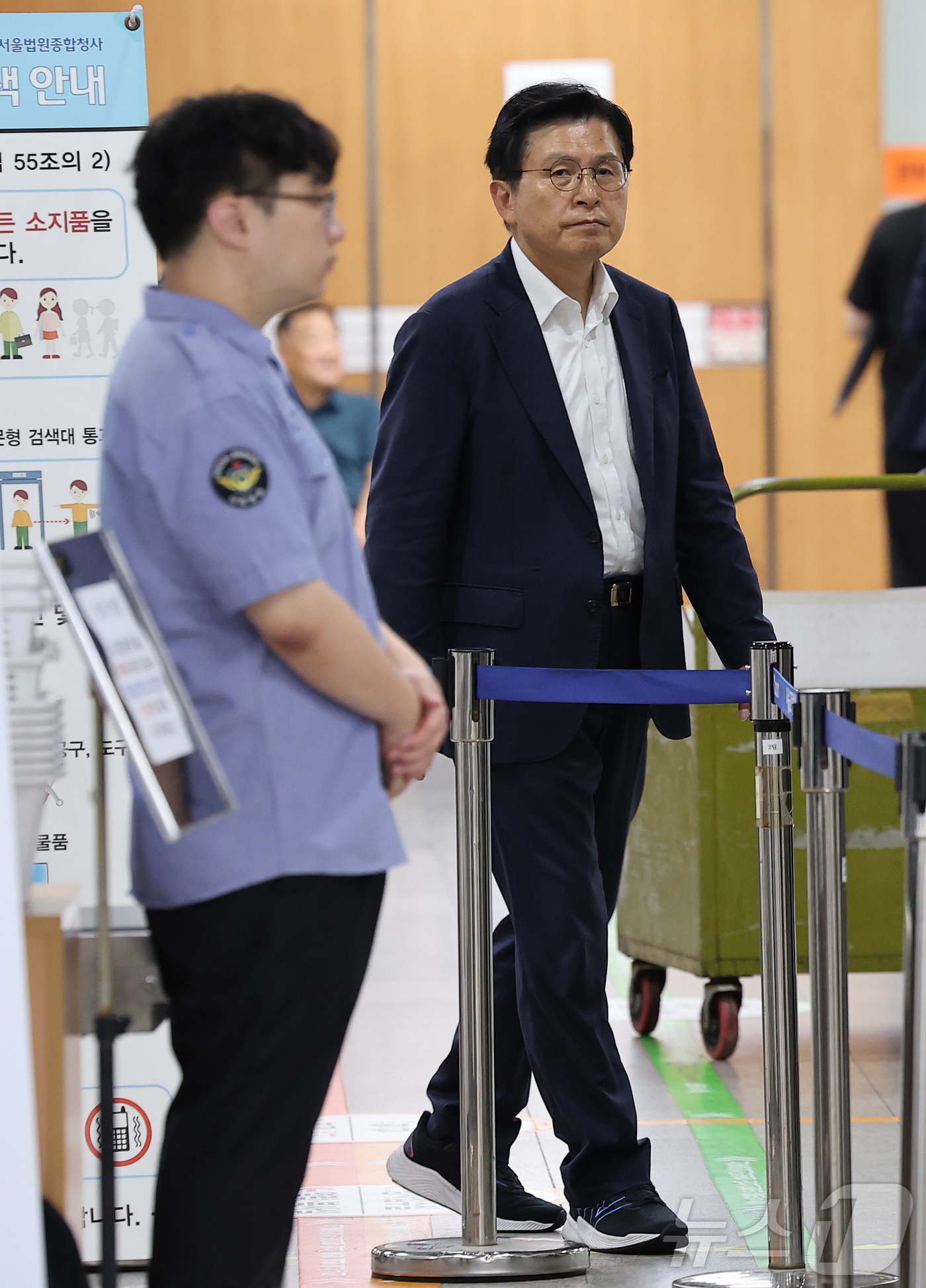 (서울=뉴스1) 김성진 기자 = 황교안 자유와혁신 대표가 8일 서울 서초구 서울중앙지방법원에서 열린 부정선거·부패방지대 공직선거법위반 5차 공판에 출석하고 있다. 2026.7.8/ …