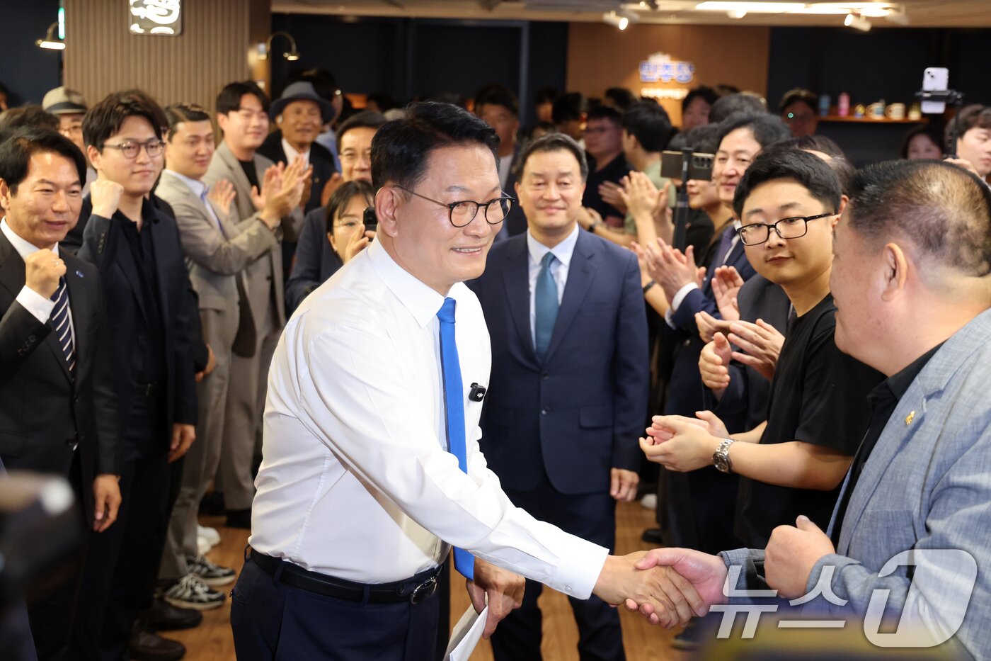 본문 이미지 - 더불어민주당 당권주자인 송영길 전 대표가 8일 오전 서울 여의도 민주당 중앙당사에서 당대표 출마선언을 위해 발걸음을 옮기고 있다. 2026.7.8 ⓒ 뉴스1 황기선 기자