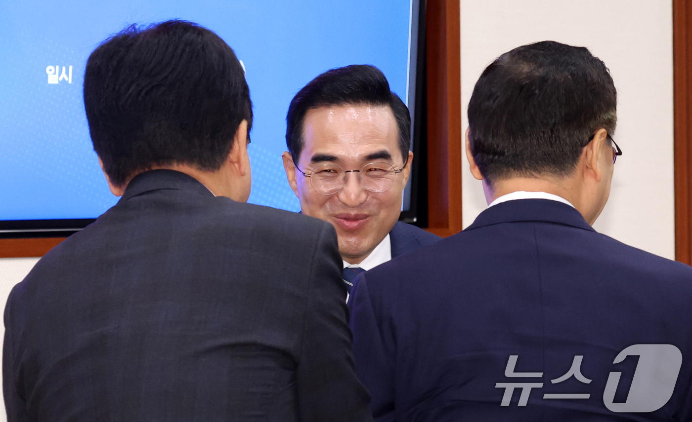 (서울=뉴스1) 김명섭 기자 = 박홍근 기획예산처 장관이  8일 서울 종로구 세종대로 정부서울청사에서 열린 미래세대를 위한 지방교육재정교부금 개편 토론회에서 최교진 교육부 장관, …