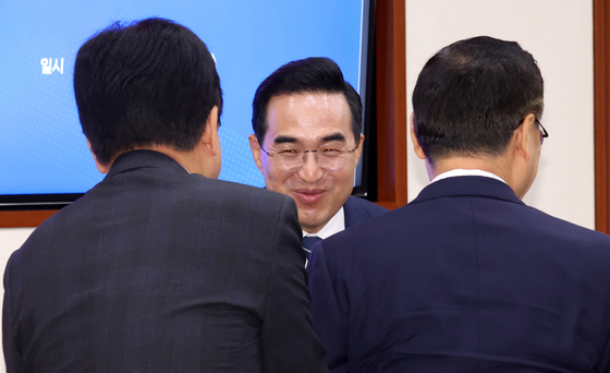 인사하는 박홍근 장관