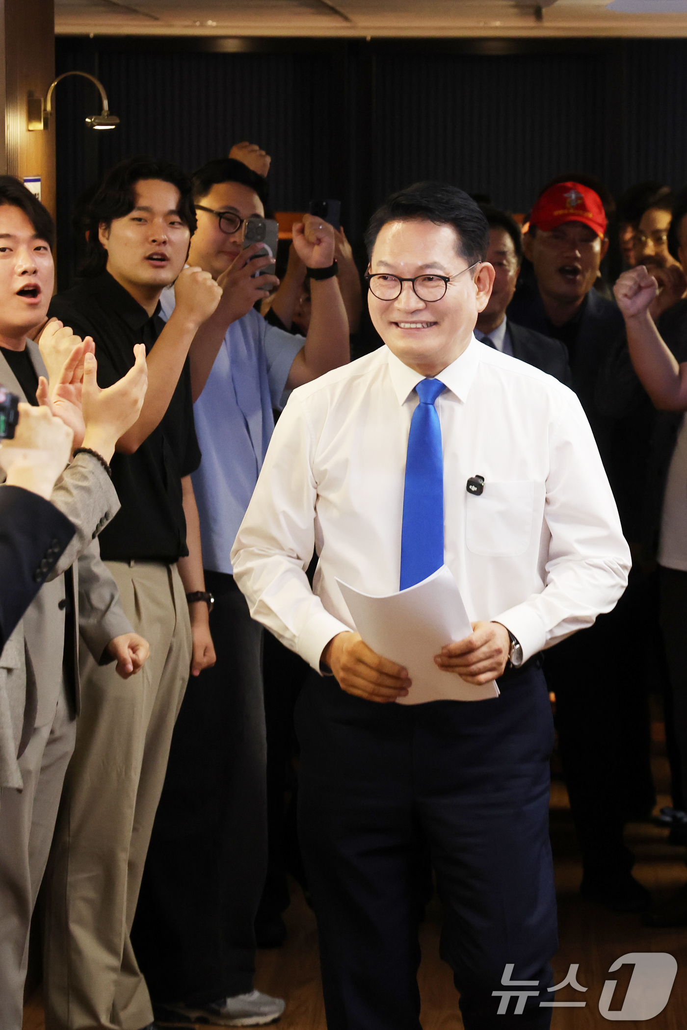 (서울=뉴스1) 황기선 기자 = 더불어민주당 당권주자인 송영길 전 대표가 8일 오전 서울 여의도 민주당 중앙당사에서 당대표 출마선언을 위해 발걸음을 옮기고 있다.  2026.7.8 …