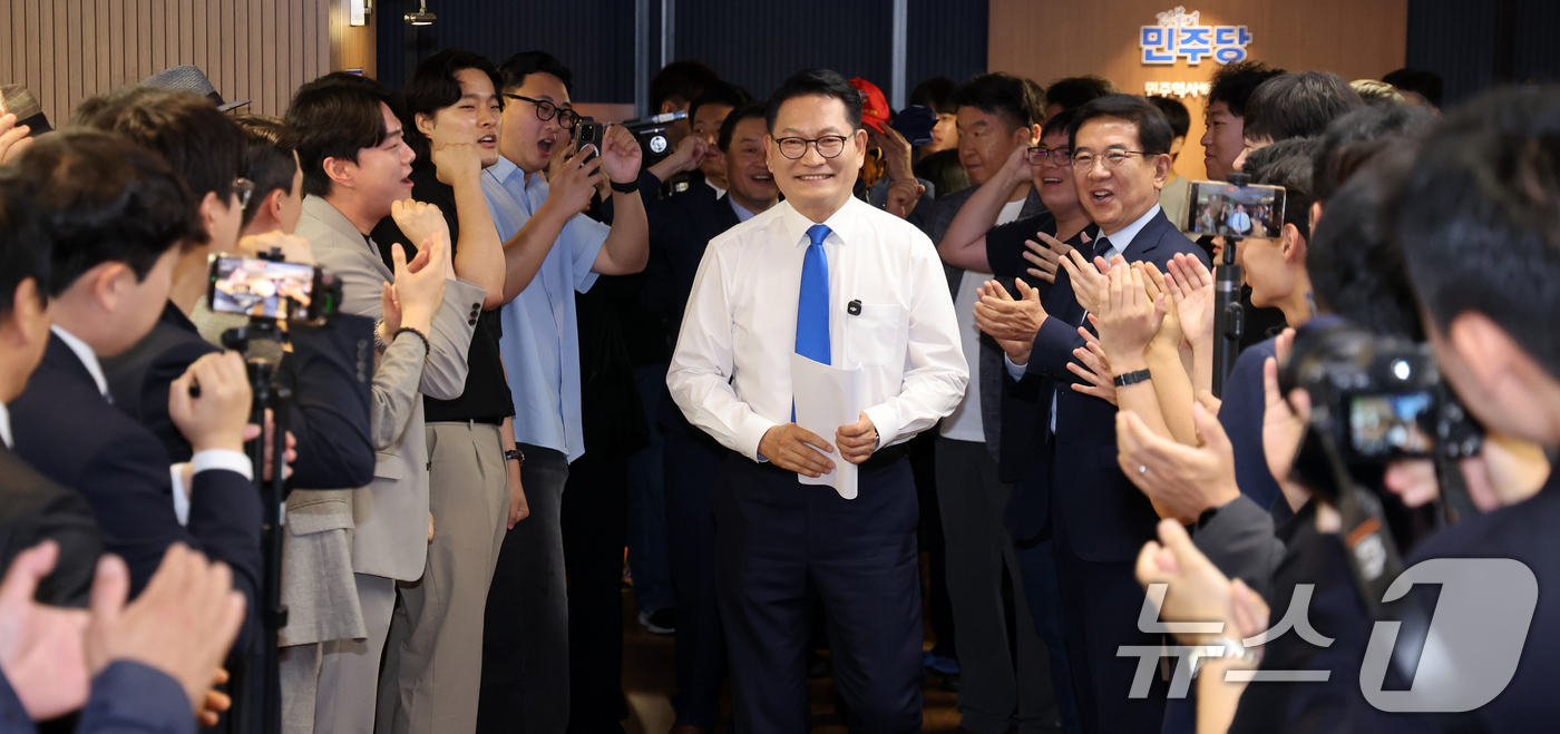 (서울=뉴스1) 황기선 기자 = 더불어민주당 당권주자인 송영길 전 대표가 8일 오전 서울 여의도 민주당 중앙당사에서 당대표 출마선언을 위해 발걸음을 옮기고 있다.  2026.7.8 …