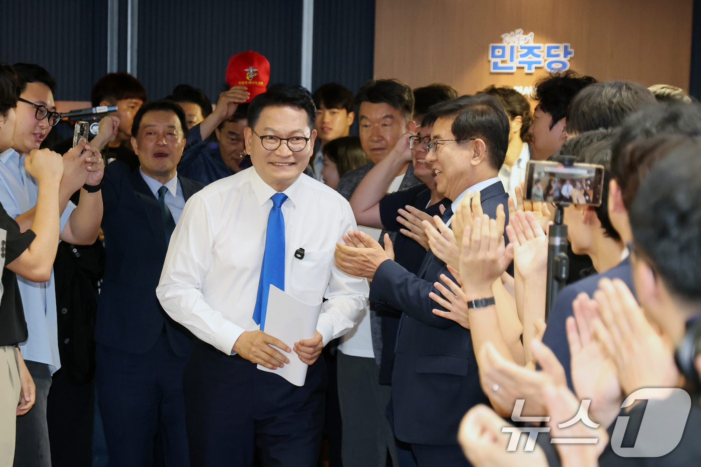 (서울=뉴스1) 황기선 기자 = 더불어민주당 당권주자인 송영길 전 대표가 8일 오전 서울 여의도 민주당 중앙당사에서 당대표 출마선언을 위해 발걸음을 옮기고 있다.  2026.7.8 …