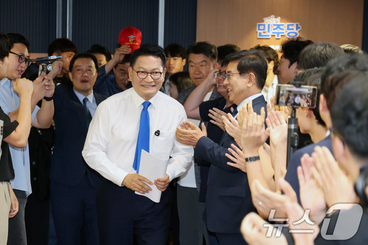 본문 이미지 - 더불어민주당 당권주자인 송영길 전 대표가 8일 오전 서울 여의도 민주당 중앙당사에서 당대표 출마선언을 위해 발걸음을 옮기고 있다. 2026.7.8 ⓒ 뉴스1 황기선 기자