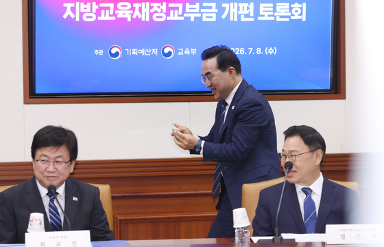 지방교육재정교부금 개편 토론회 참석하는 박홍근 장관