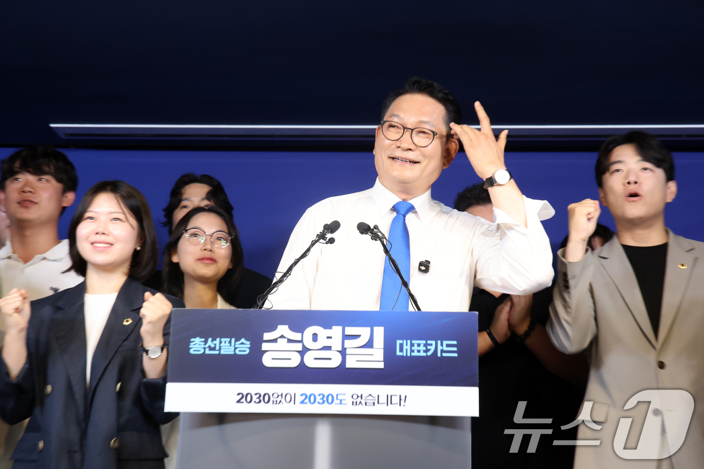 (서울=뉴스1) 황기선 기자 = 더불어민주당 당권주자인 송영길 전 대표가 8일 오전 서울 여의도 민주당 중앙당사에서 당대표 출마선언을 마치고 2030 청년 지지자들에게 환호를 받고 …