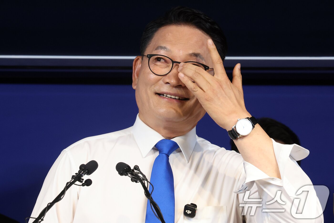 본문 이미지 - 더불어민주당 당권주자인 송영길 전 대표가 8일 오전 서울 여의도 민주당 중앙당사에서 당대표 출마선언문 발표를 마치고 미소를 보이고 있다. 2026.7.8 ⓒ 뉴스1 황기선 기자