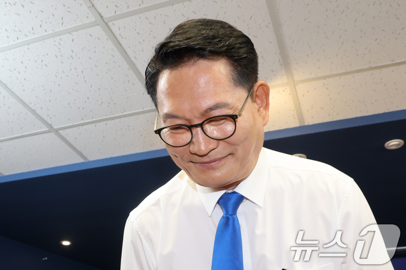 (서울=뉴스1) 황기선 기자 = 더불어민주당 당권주자인 송영길 전 대표가 8일 오전 서울 여의도 민주당 중앙당사에서 당대표 출마선언문 발표를 마치고 인사하고 있다.  2026.7. …
