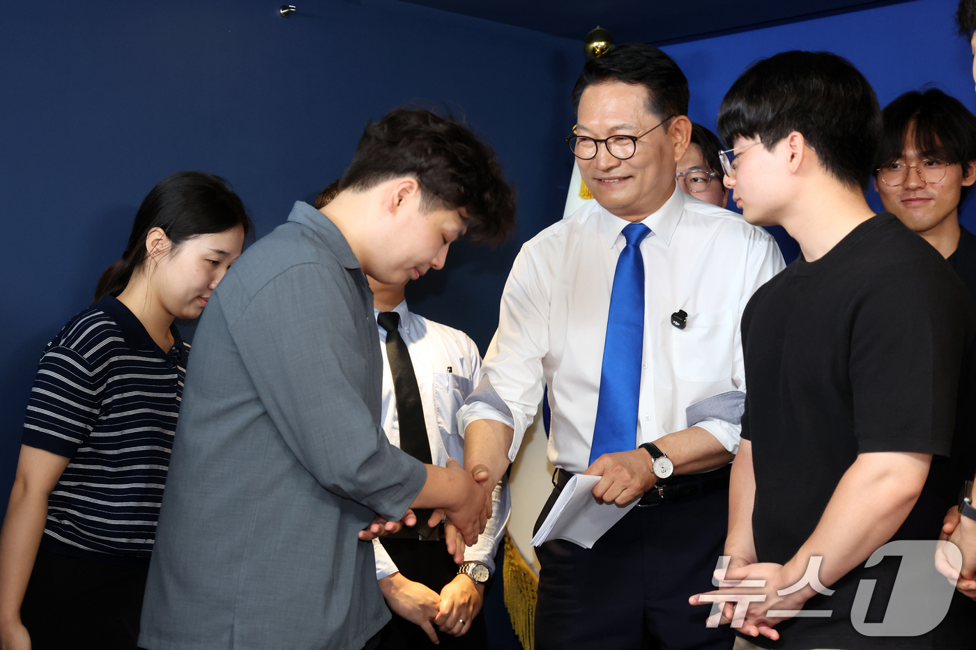 (서울=뉴스1) 황기선 기자 = 더불어민주당 당권주자인 송영길 전 대표가 8일 오전 서울 여의도 민주당 중앙당사에서 당대표 출마선언문 발표를 마치고 2030 청년지지자들과 악수를 …