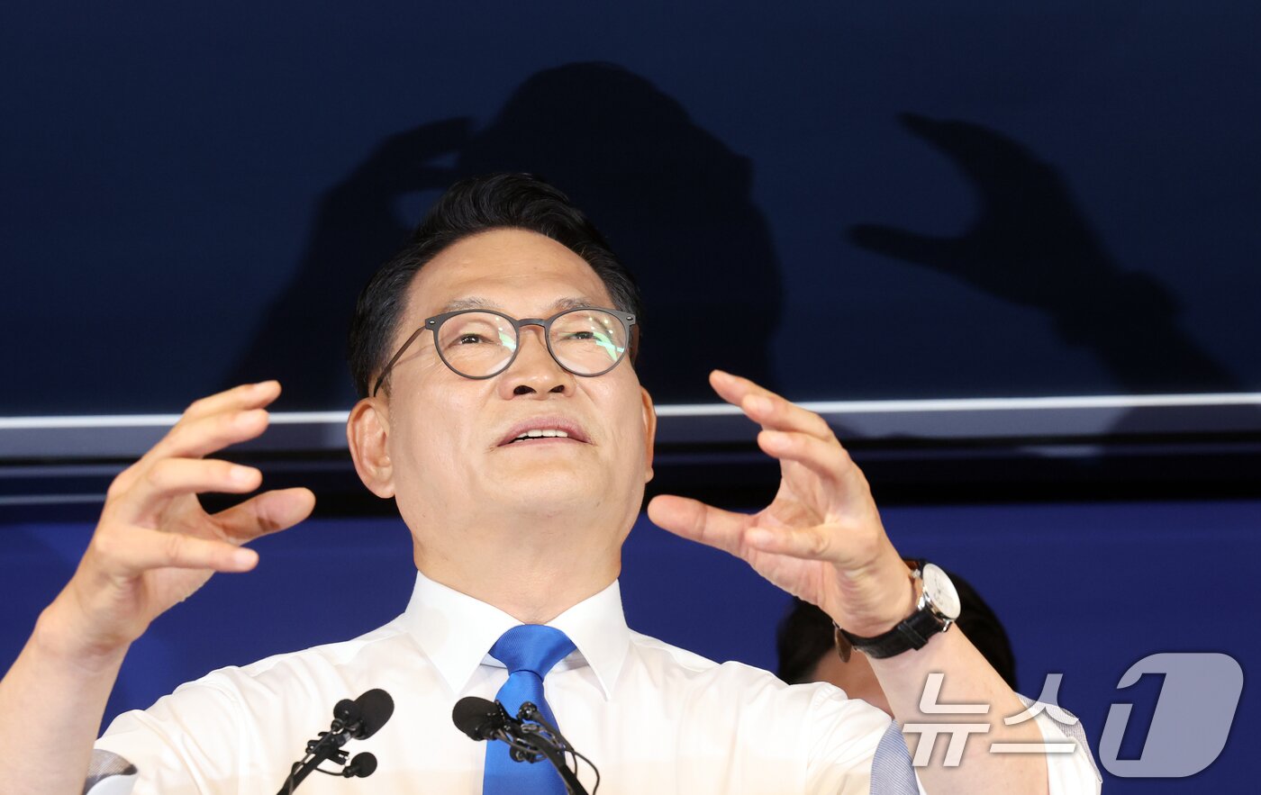 본문 이미지 - 더불어민주당 당권주자인 송영길 전 대표가 8일 오전 서울 여의도 민주당 중앙당사에서 당대표 출마선언문 발표를 마치고 취재진 질문에 답하고 있다. 2026.7.8 ⓒ 뉴스1 황기선 기자