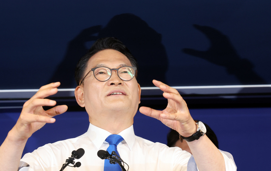 취재진 질문에 답하는 송영길 전 대표