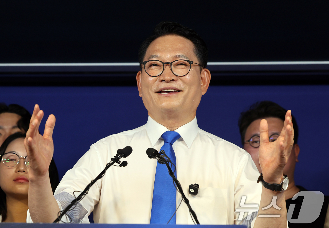 (서울=뉴스1) 황기선 기자 = 더불어민주당 당권주자인 송영길 전 대표가 8일 오전 서울 여의도 민주당 중앙당사에서 당대표 출마선언문 발표를 마치고 취재진 질문에 답하고 있다. …