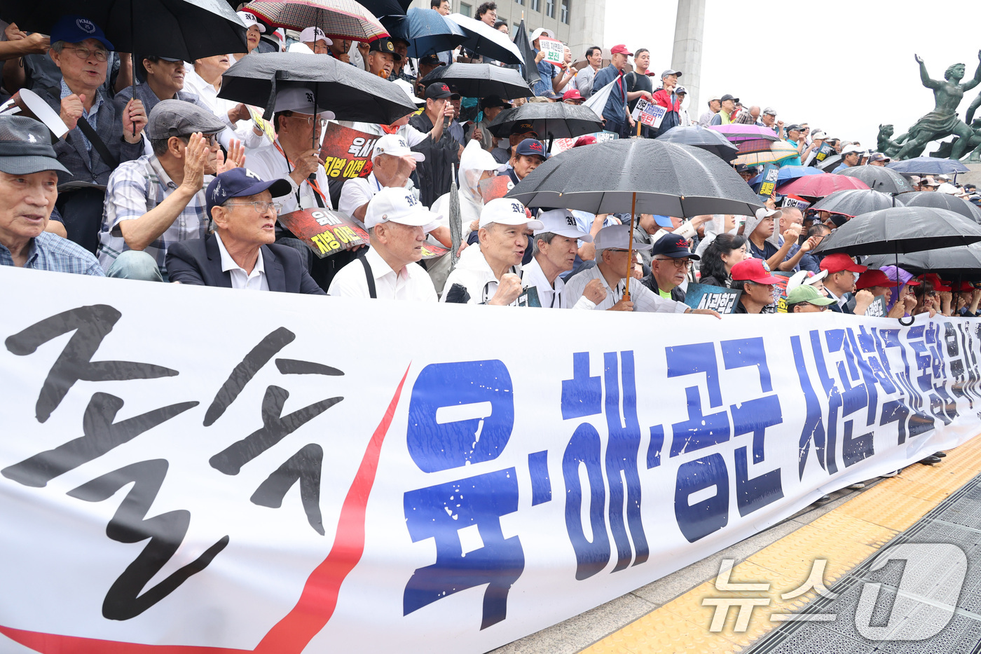 (서울=뉴스1) 신웅수 기자 = 육군·해군·공군사관학교 총동창회 회원들이 8일 서울 여의도 국회 본관 앞에서 열린 사관학교 통폐합 반대 궐기대회에서 구호를 외치고 있다. 2026. …