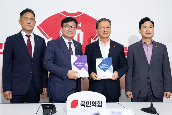 정점식 국민의힘 원내대표, 정성호 법무부 장관 접견