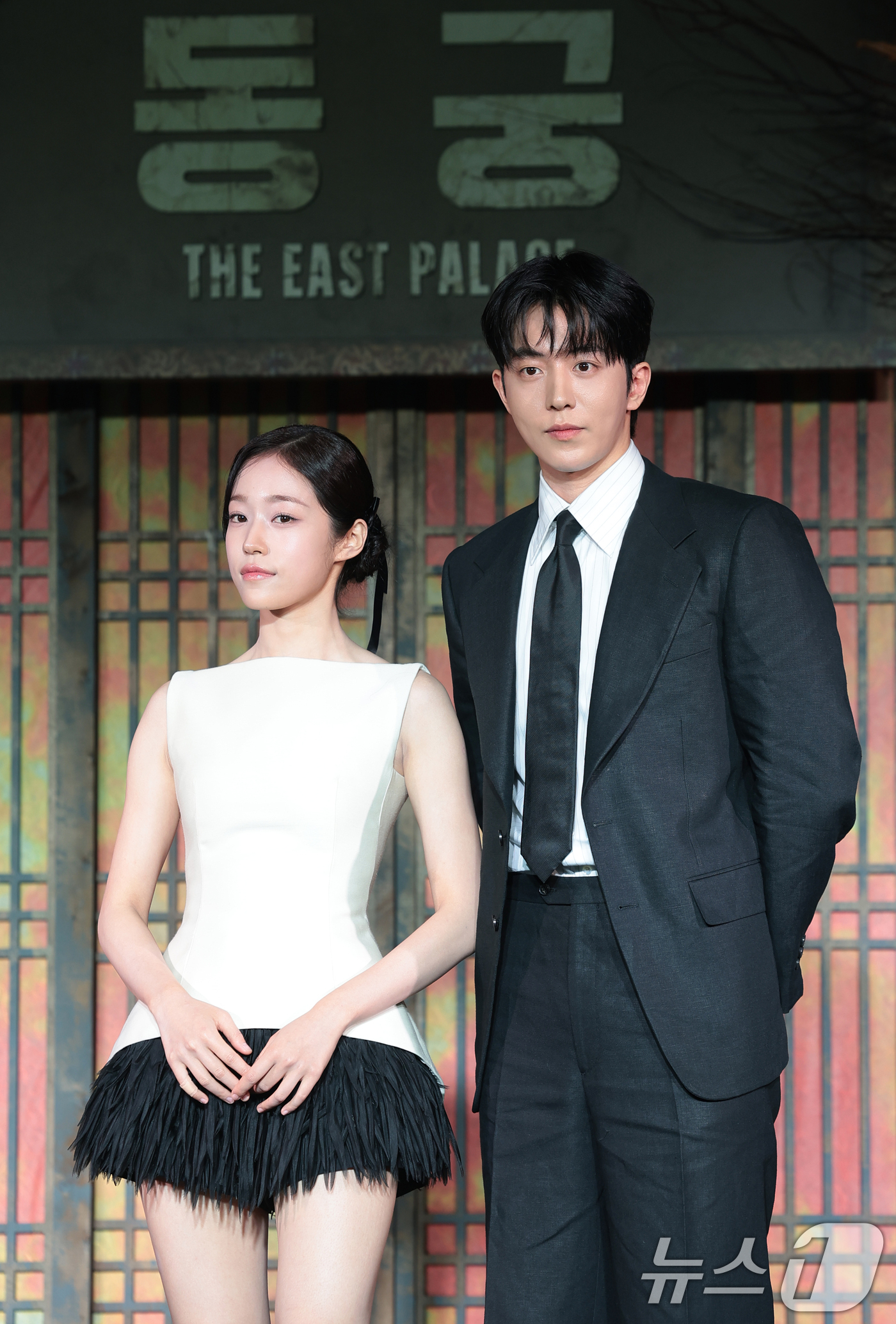 (서울=뉴스1) 권현진 기자 = 배우 노윤서와 남주혁(오른쪽)이 8일 서울 영등포구 페어몬트 앰배서더 서울에서 열린 넷플릭스 시리즈 '동궁' 제작발표회에서 포즈를 취하고 있다.'동 …