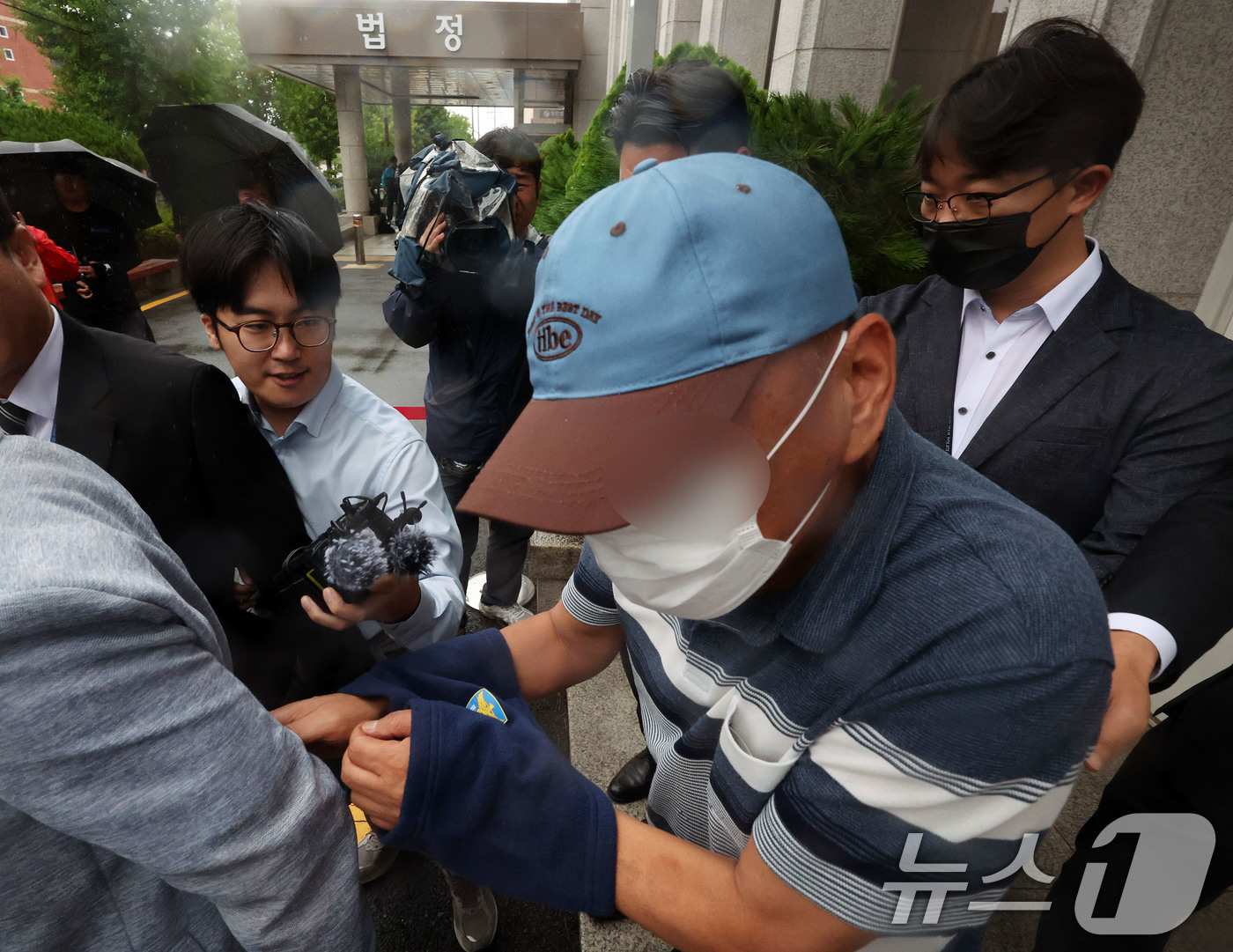 (전남광주=뉴스1) 박지현 기자 = 여고생 살해범 장윤기 사건 관련 공무상비밀누설과 증거인멸 혐의를 받는 광산경찰서 소속 A 강력팀장이 8일 오전 구속 전 피의자 심문(영장실질심사 …