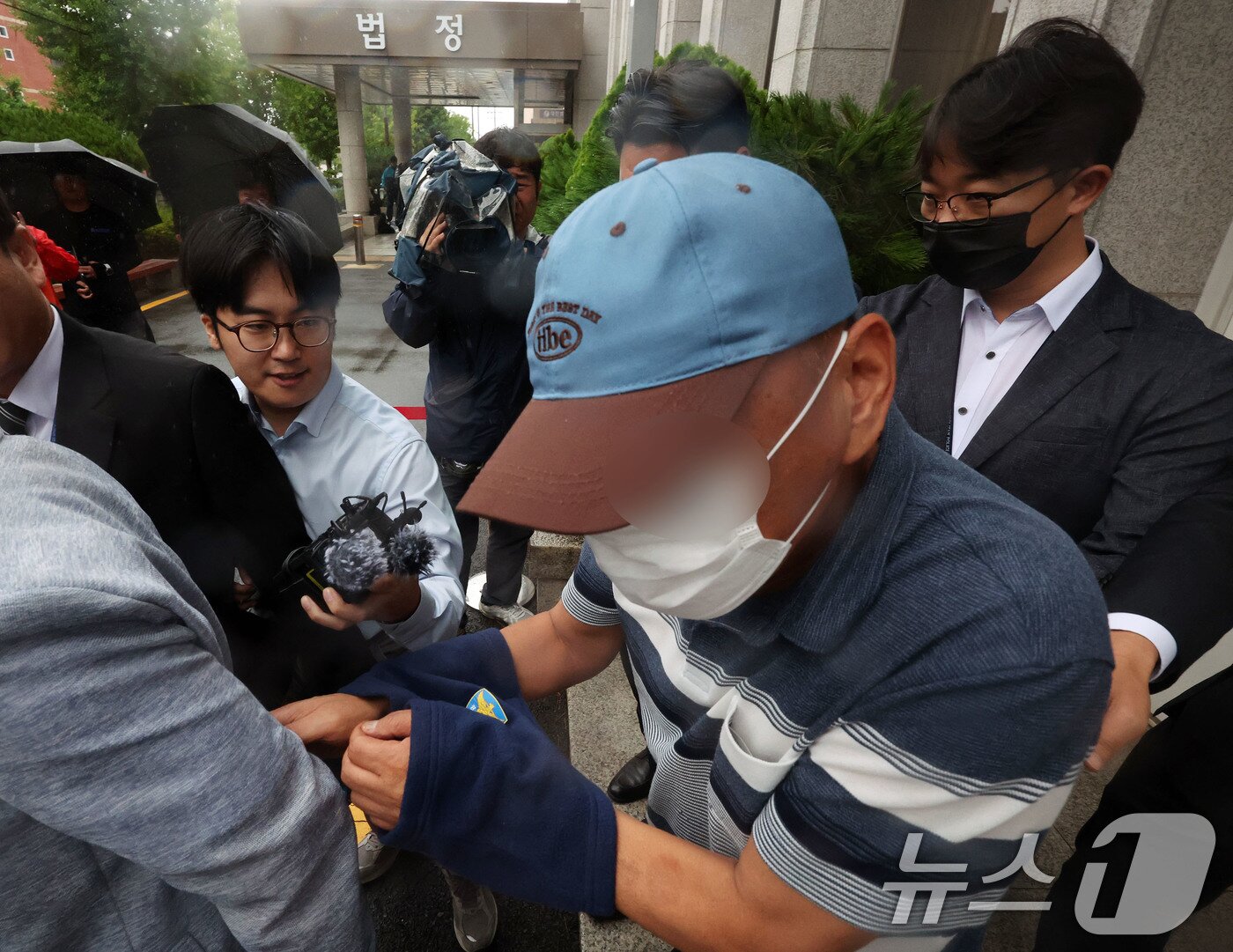 본문 이미지 - 여고생 살해범 장윤기 사건 관련 공무상비밀누설과 증거인멸 혐의를 받는 광산경찰서 소속 A 강력팀장이 지난 8일 오전 구속 전 피의자 심문(영장실질심사)을 마치고 법정을 나서고 있다. 2026.7.8 ⓒ 뉴스1 박지현 기자