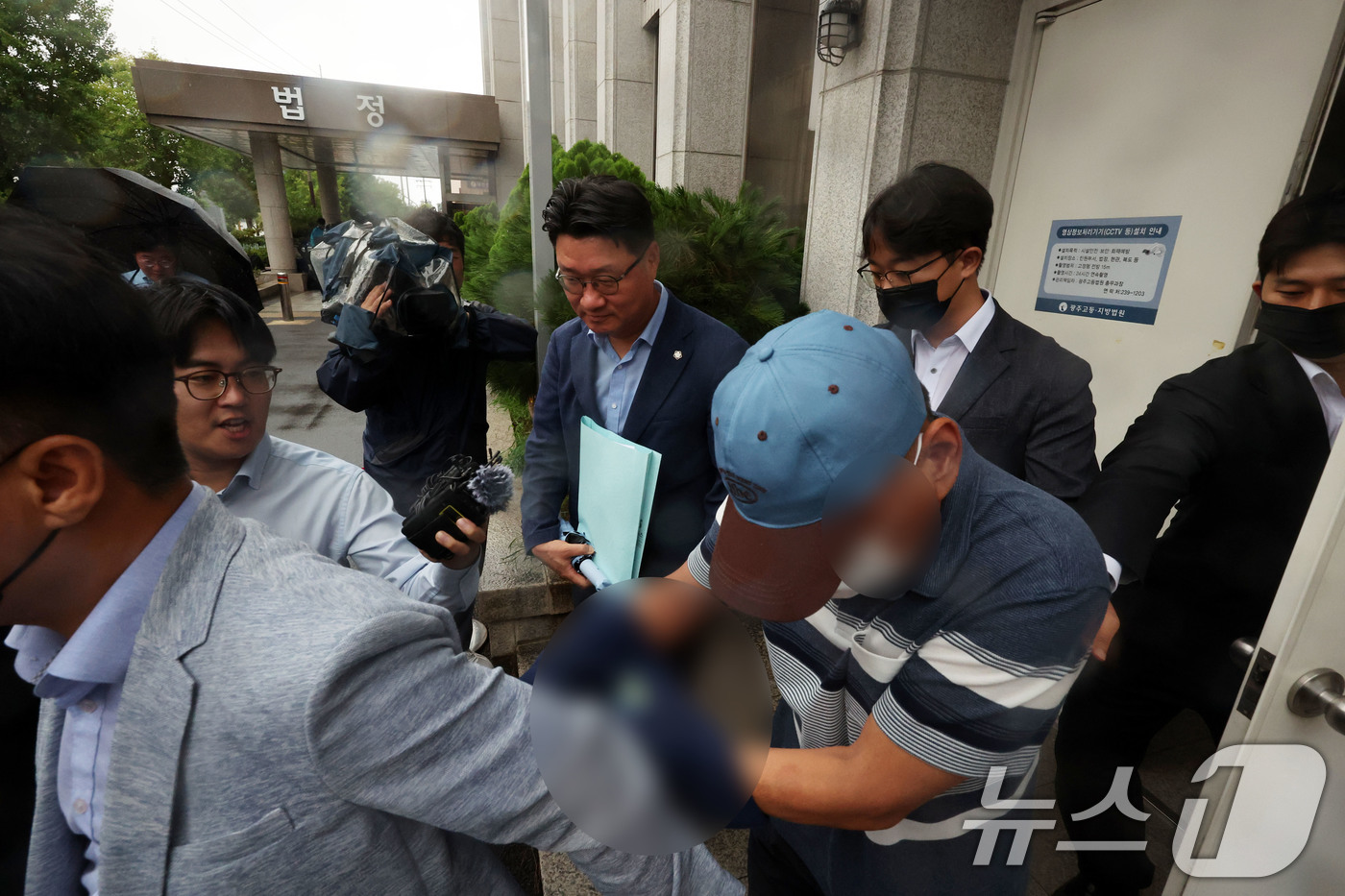 (전남광주=뉴스1) 박지현 기자 = 여고생 살해범 장윤기 사건 관련 공무상비밀누설과 증거인멸 혐의를 받는 광산경찰서 소속 A 강력팀장이 8일 오전 구속 전 피의자 심문(영장실질심사 …