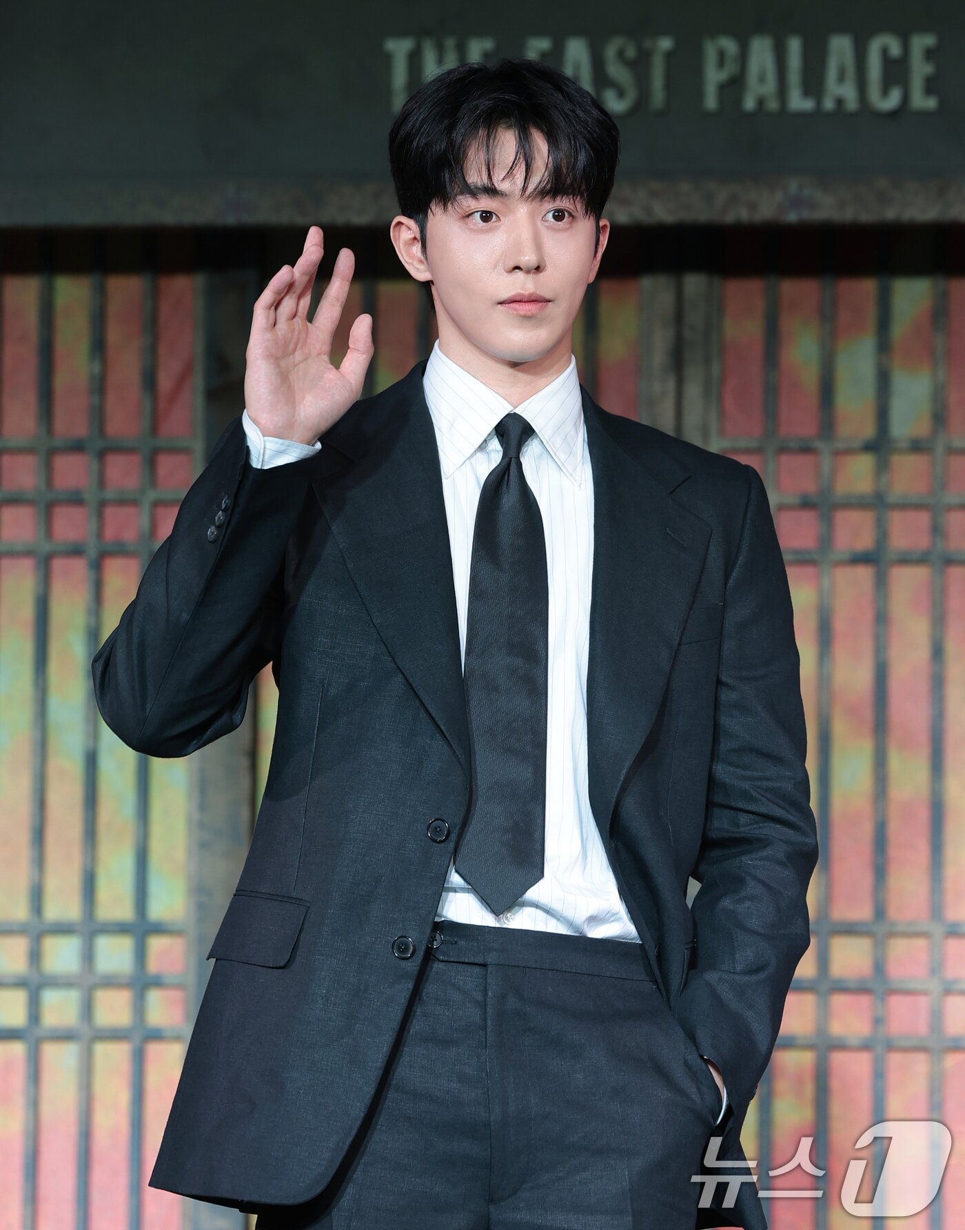 본문 이미지 - 배우 남주혁이 8일 서울 영등포구 페어몬트 앰배서더 서울에서 열린 넷플릭스 시리즈 '동궁' 제작발표회에서 포즈를 취하고 있다. '동궁'​은 귀(⻤)의 세계를 넘나드는 능력을 가진 구천(남주혁 분)과 비밀을 간직한 궁녀 생강(노윤서 분)이 왕(조승우 분)의 부름을 받고 동궁에 깃든 저주를 파헤치면서 벌어지는 이야기​다. 2026.7.8 ⓒ 뉴스1 권현진 기자