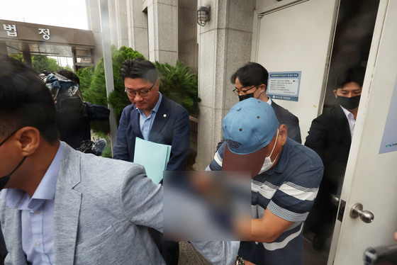'보완수사권 폐지 1R'…전용기 "檢엔 가족 없나" 한동훈 "상호견제 받아야"