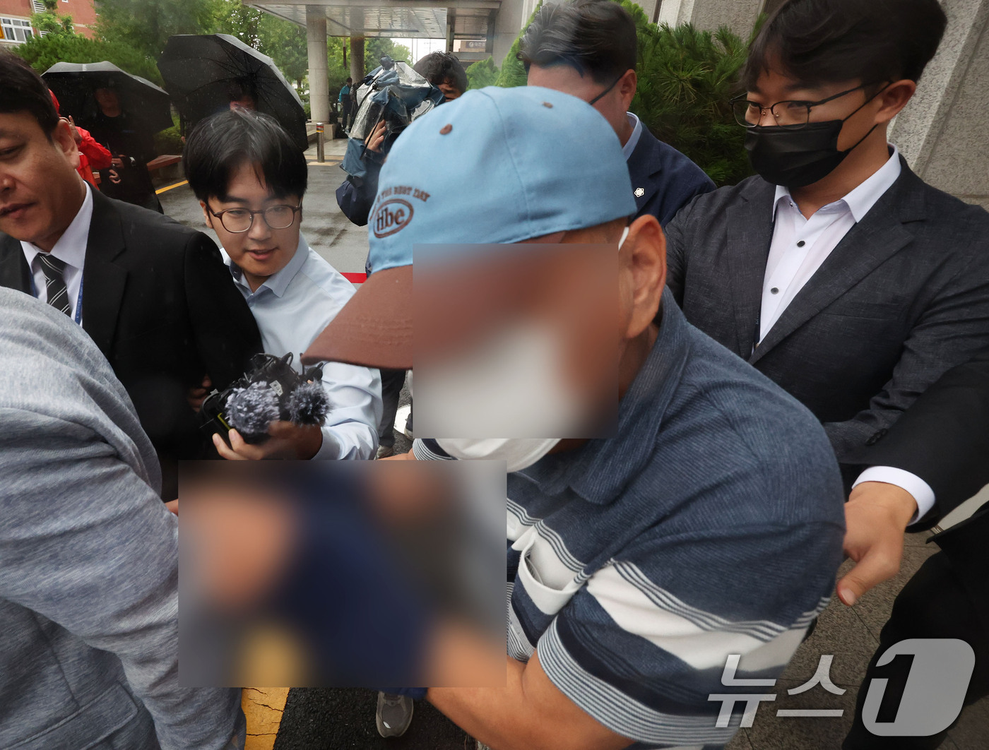 (전남광주=뉴스1) 박지현 기자 = 여고생 살해범 장윤기 사건 관련 공무상비밀누설과 증거인멸 혐의를 받는 광산경찰서 소속 A 강력팀장이 8일 오전 구속 전 피의자 심문(영장실질심사 …
