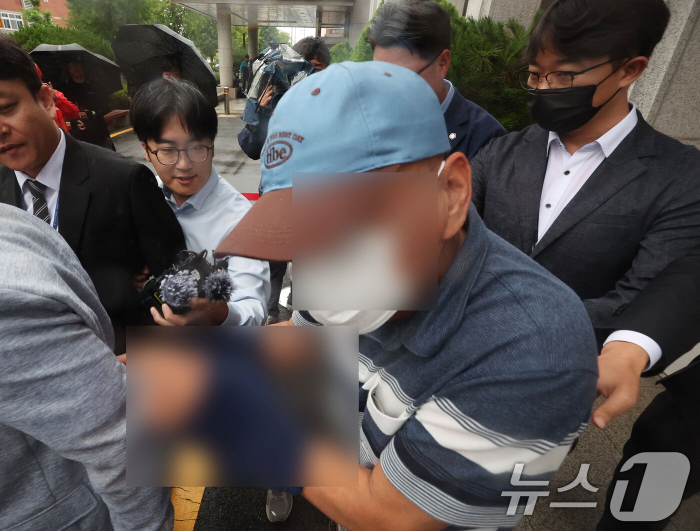 본문 이미지 - 여고생 살해범 장윤기 사건 관련 공무상비밀누설과 증거인멸 혐의를 받는 광산경찰서 소속 A 강력팀장이 8일 오전 구속 전 피의자 심문(영장실질심사)을 마치고 법정을 나서고 있다. 2026.7.8 ⓒ 뉴스1 박지현 기자