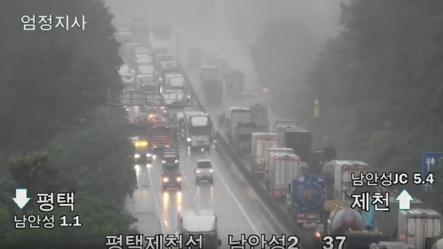 평택제천선 남안성IC 부근서 26톤 화물차 전도…정체 극심