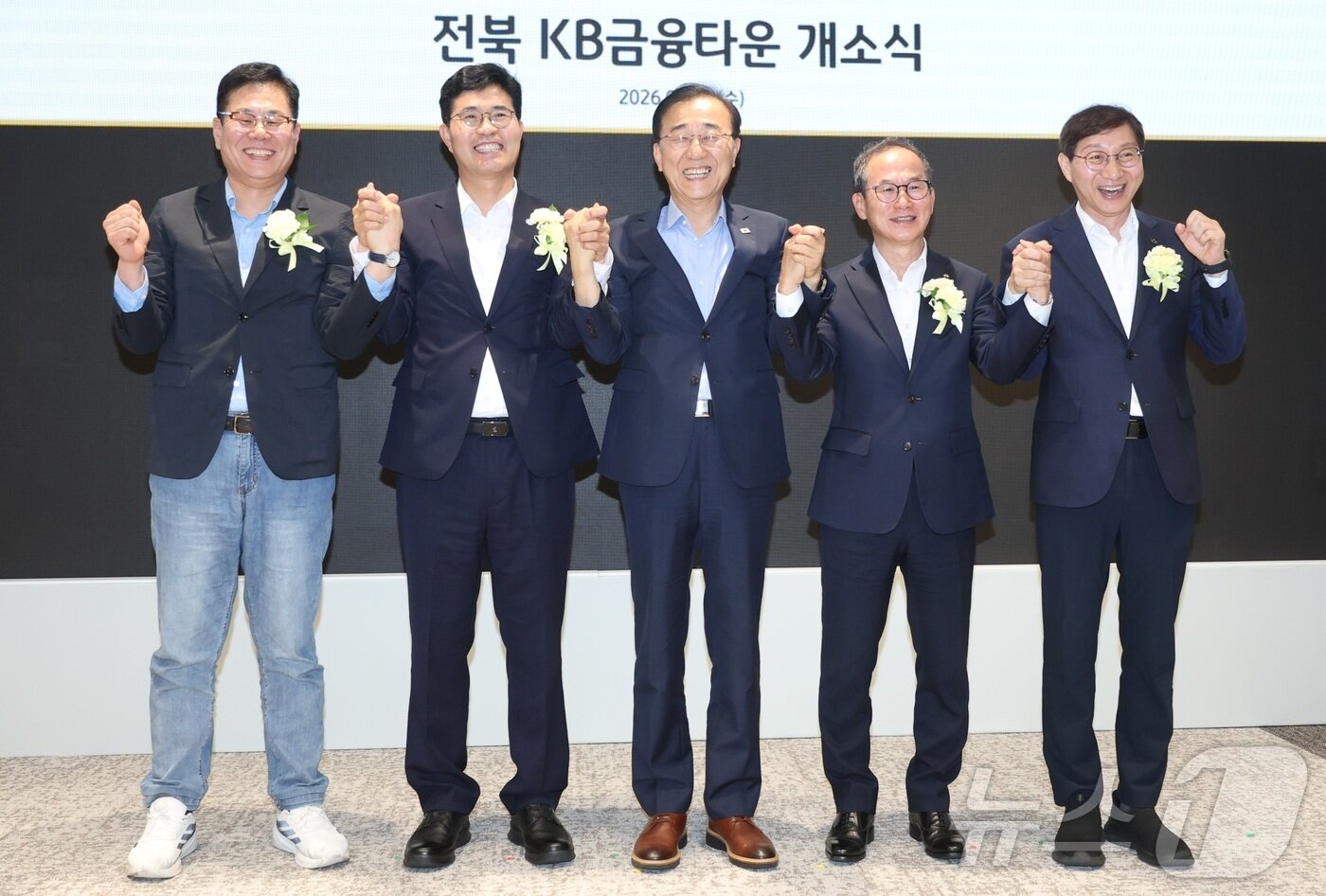 본문 이미지 - KB금융타운 개소식이 열린 8일 전북 전주시 KB금융타운에서 관계자들이 디지털 서명을 하고 기념촬영을 하고 있다. 왼쪽부터 조지훈 전주시장, 이원택 전북특별자치도지사, 김윤덕 국토교통부 장관, 양종희 KB금융그룹 회장, 김성주 국민연금공단 이사장. 2026.7.8 ⓒ 뉴스1 유경석 기자