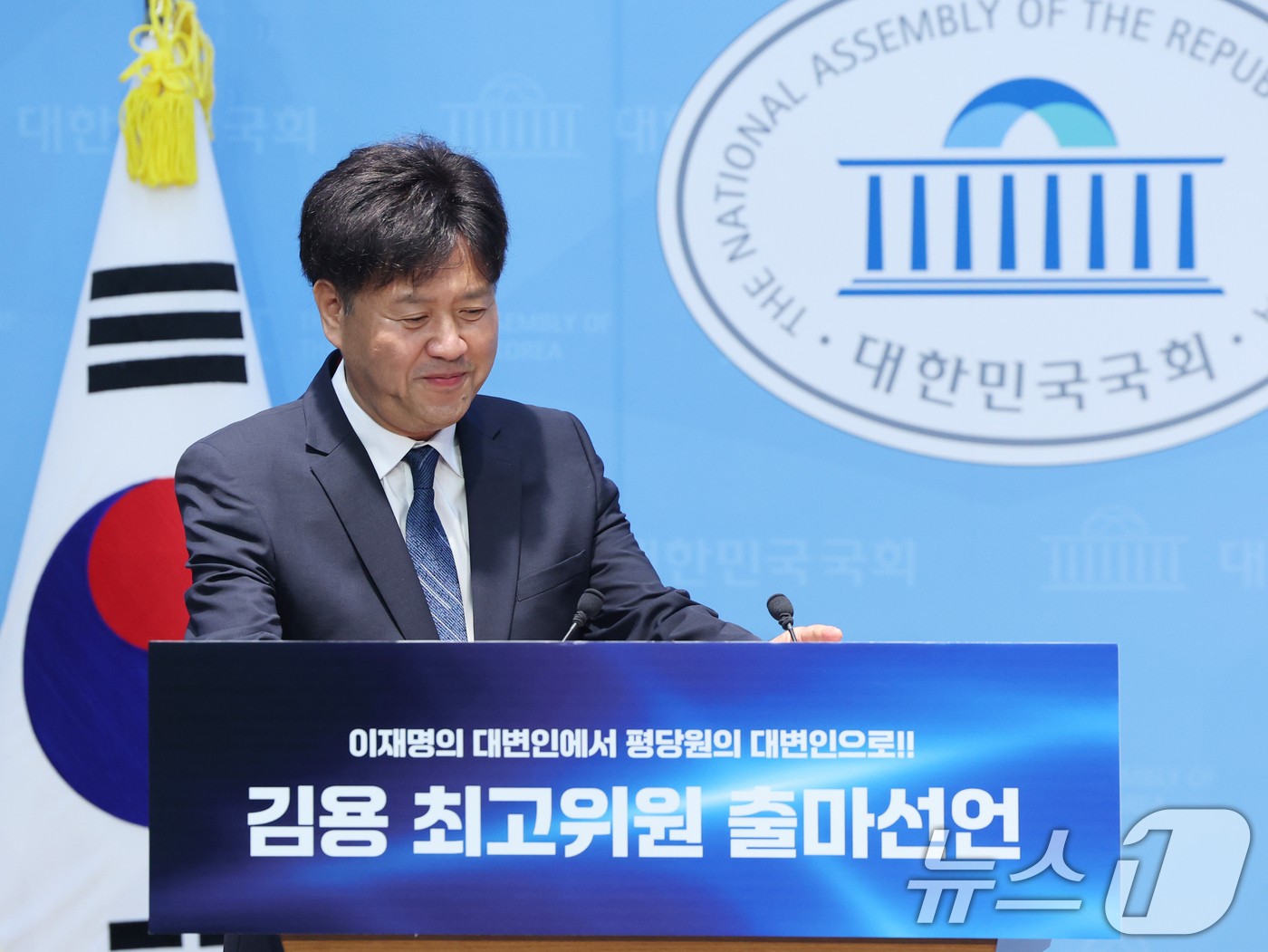 (서울=뉴스1) 황기선 기자 = 김용 전 민주연구원 부원장이 8일 오전 서울 여의도 국회 소통관에서 최고위원 출마 선언을 위해 발걸음을 옮기고 있다.  2026.7.8/뉴스1