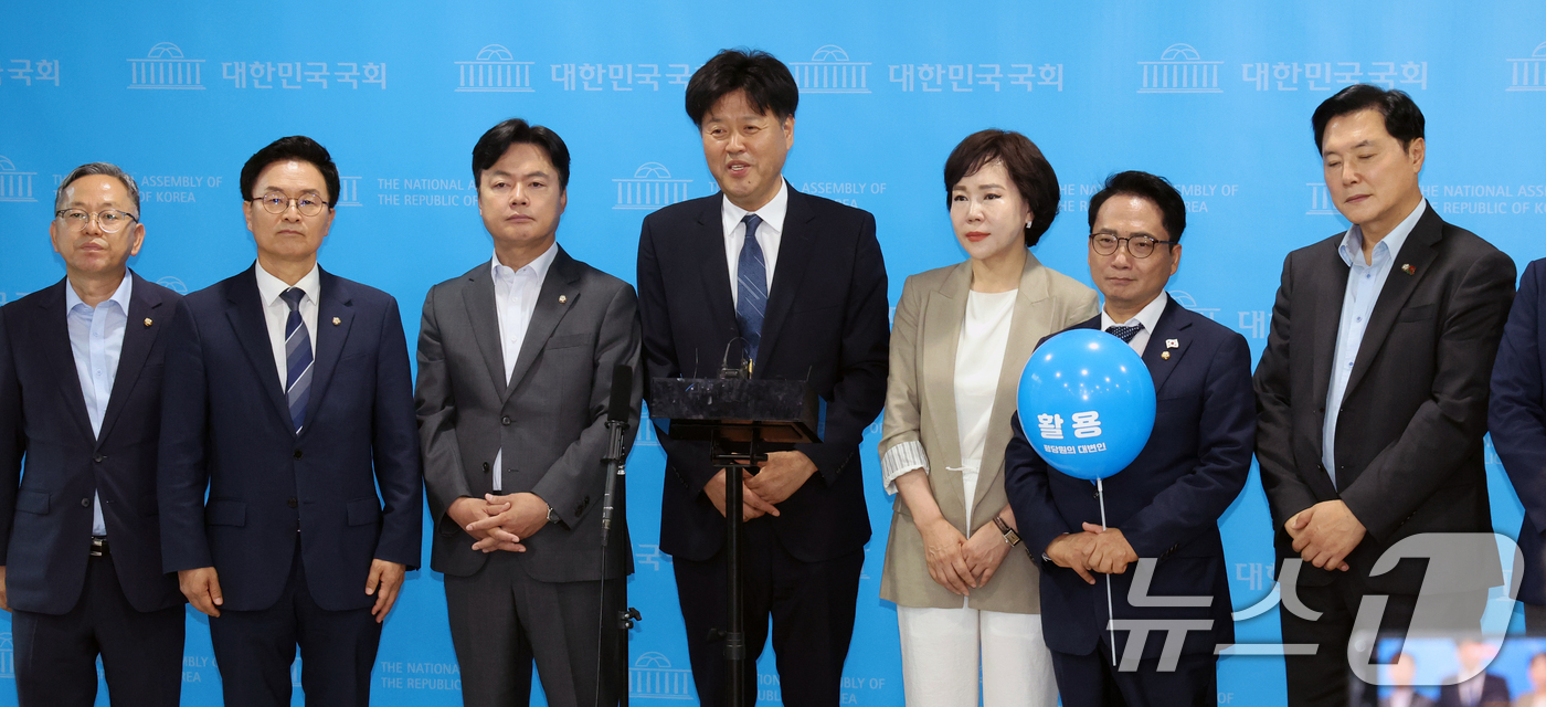 (서울=뉴스1) 황기선 기자 = 김용 전 민주연구원 부원장이 8일 오전 서울 여의도 국회 소통관에서 최고위원 출마 선언을 마치고 취재진 질문에 답하고 있다.  2026.7.8/뉴스 …