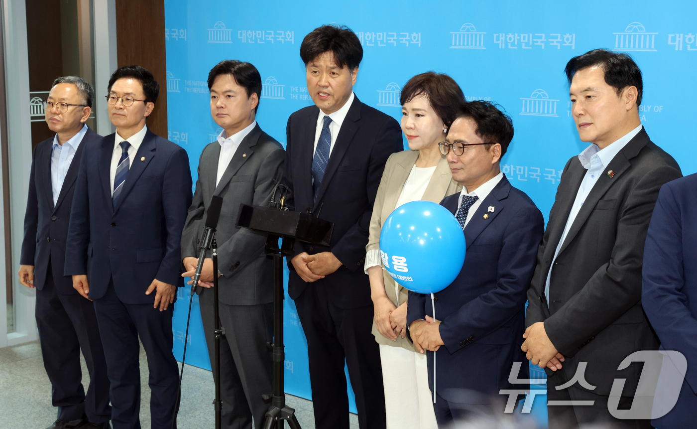 (서울=뉴스1) 황기선 기자 = 김용 전 민주연구원 부원장이 8일 오전 서울 여의도 국회 소통관에서 최고위원 출마 선언을 마치고 취재진 질문에 답하고 있다.  2026.7.8/뉴스 …