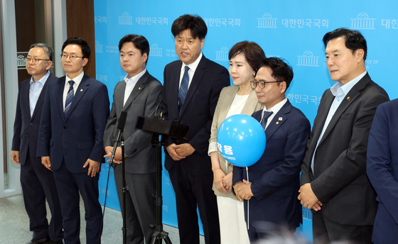 김용 전 부원장 '더불어민주당 의원들과 함께'