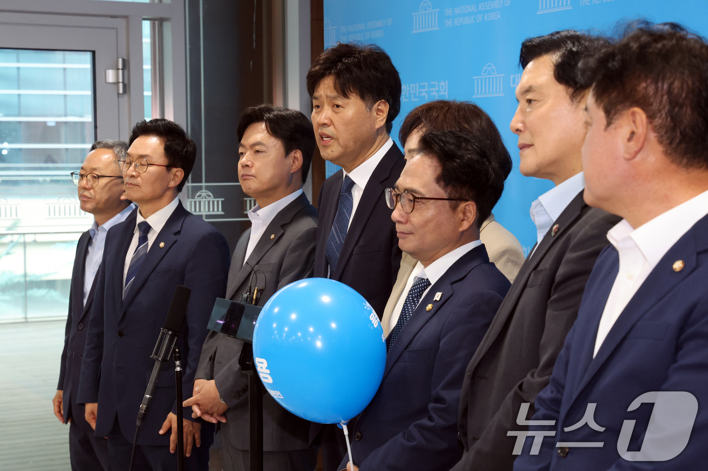 (서울=뉴스1) 황기선 기자 = 김용 전 민주연구원 부원장이 8일 오전 서울 여의도 국회 소통관에서 최고위원 출마 선언을 마치고 취재진 질문에 답하고 있다.  2026.7.8/뉴스 …