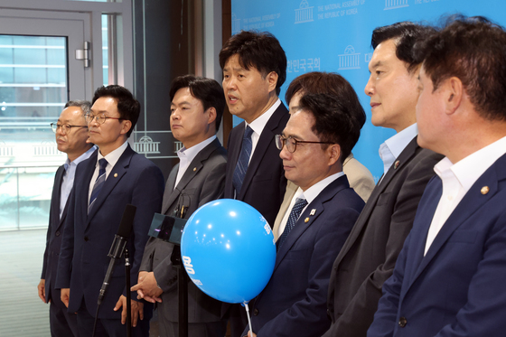 취재진 질문에 답하는 김용 전 부원장