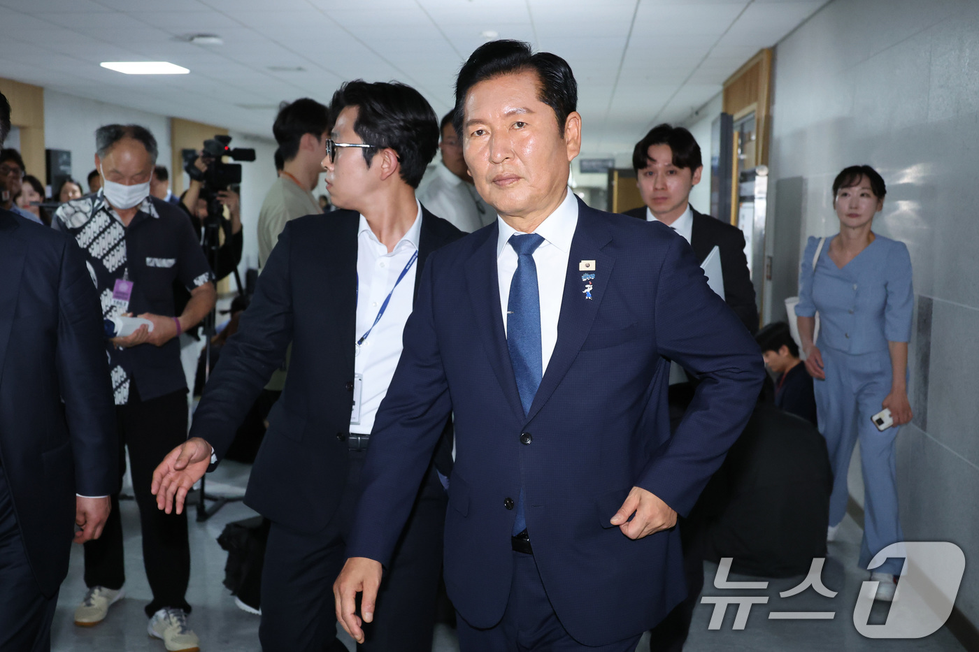 (서울=뉴스1) 신웅수 기자 = 정청래 전 더불어민주당 대표가 8일 서울 여의도 국회 의원회관에서 열린 서남권 반도체 클러스터 성공을 위한 정책토론회를 마친 후 토론회장을 나서고 …
