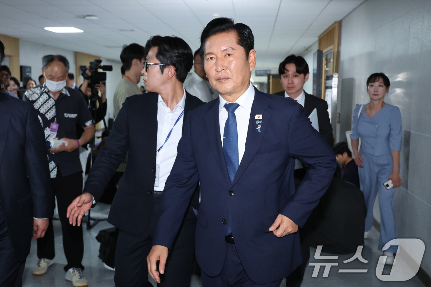본문 이미지 - 정청래 전 더불어민주당 대표가 8일 서울 여의도 국회 의원회관에서 열린 서남권 반도체 클러스터 성공을 위한 정책토론회를 마친 후 토론회장을 나서고 있다. 2026.7.8 ⓒ 뉴스1 신웅수 기자