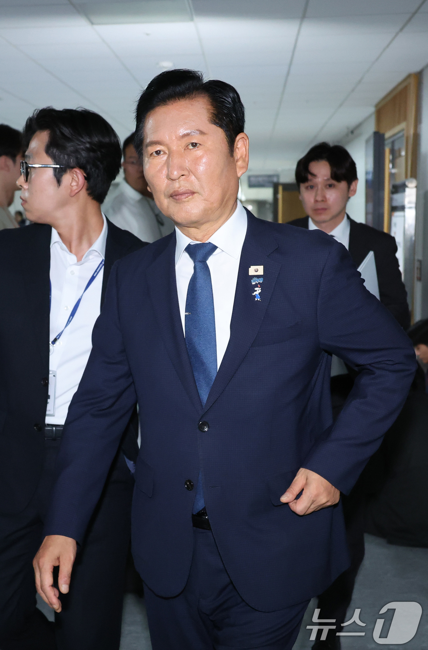 (서울=뉴스1) 신웅수 기자 = 정청래 전 더불어민주당 대표가 8일 서울 여의도 국회 의원회관에서 열린 서남권 반도체 클러스터 성공을 위한 정책토론회를 마친 후 토론회장을 나서고 …