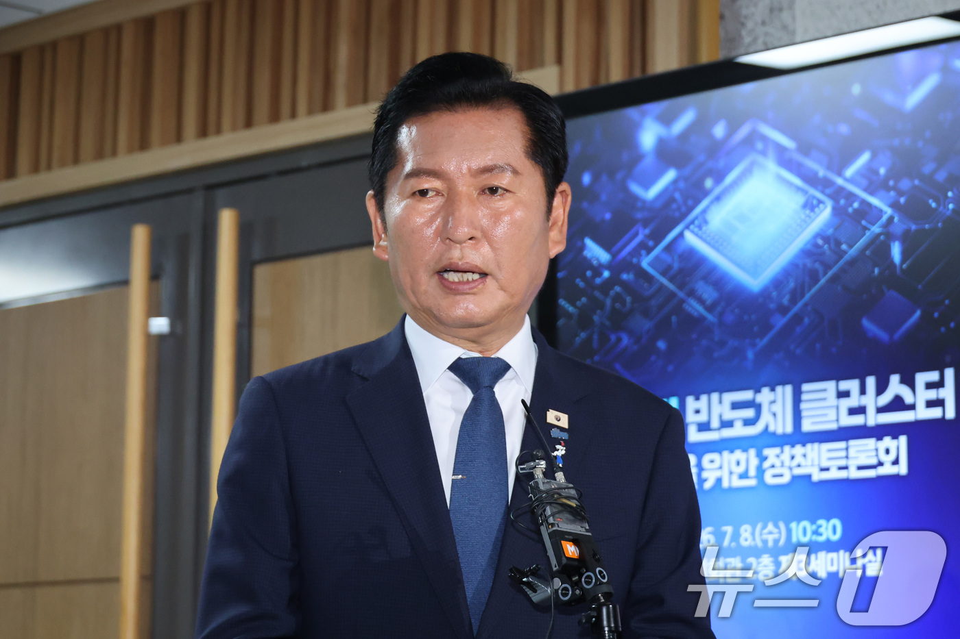 (서울=뉴스1) 신웅수 기자 = 정청래 전 더불어민주당 대표가 8일 서울 여의도 국회 의원회관에서 열린 서남권 반도체 클러스터 성공을 위한 정책토론회를 마친 후 취재진의 질의에 답 …