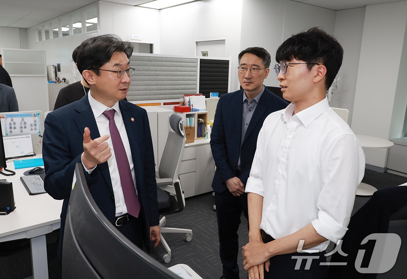 (서울=뉴스1) = 이억원 금융위원장이 19일 오전 서울 여의도 주가조작 근절 합동대응단 사무실을 방문, 직원들을 격려하고 있다. (금융위원회 제공. 재판매 및 DB금지) 2026 …