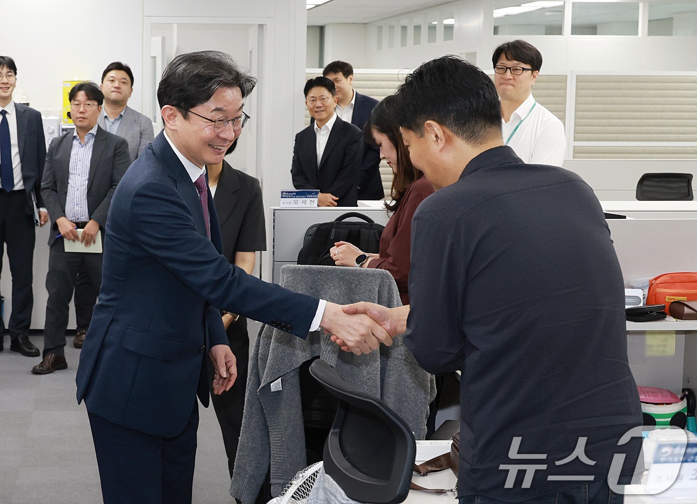 (서울=뉴스1) = 이억원 금융위원장이 19일 오전 서울 여의도 주가조작 근절 합동대응단 사무실을 방문, 직원들을 격려하고 있다. (금융위원회 제공. 재판매 및 DB금지) 2026 …