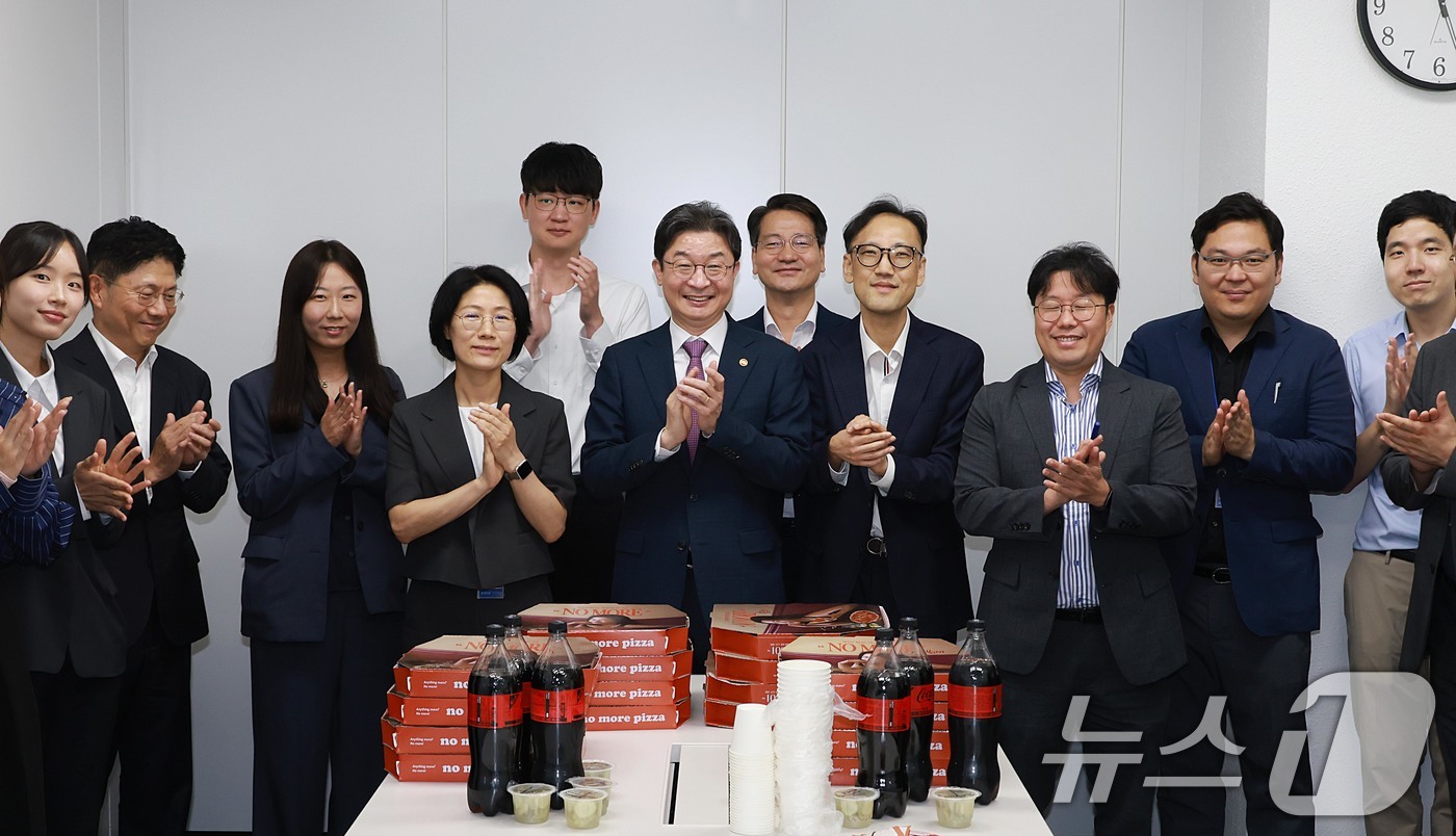 (서울=뉴스1) = 이억원 금융위원장이 19일 오전 서울 여의도 주가조작 근절 합동대응단 사무실을 방문, 직원들을 격려한 후 기념촬영을 하고 있다. (금융위원회 제공. 재판매 및 …