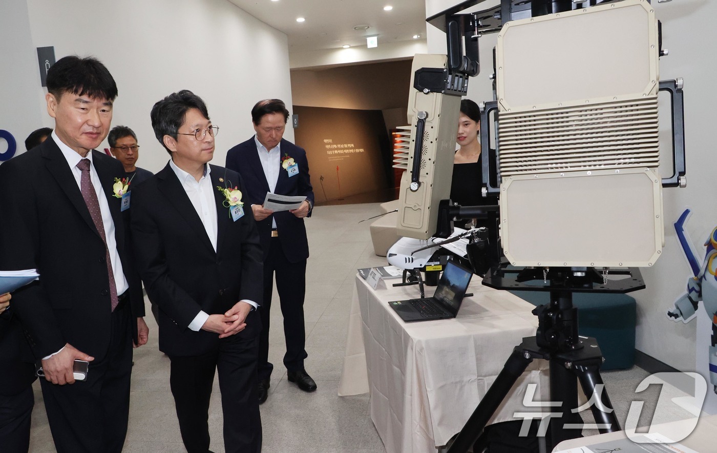 (서울=뉴스1) 공항사진기자단 = 홍지선 국토교통부 2차관이 8일 오전 서울 강서구 항공박물관에서 열린 제2회 항공보안주간 개막식에서 보안장비 전시회 부스를 둘러보고 있다.  20 …